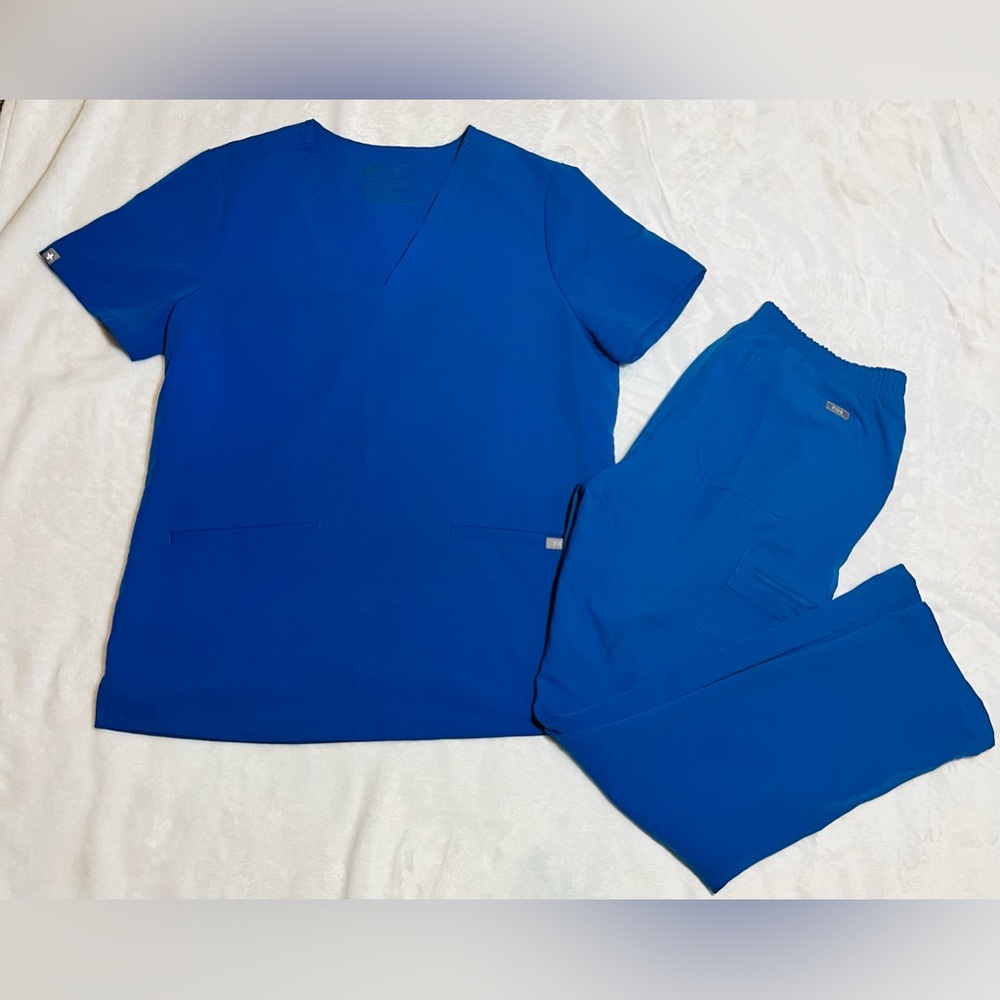 Figs Women’s Scrubs Medium Royal Blue Set. Casma 3 pocket top. Kade Cargo Pants